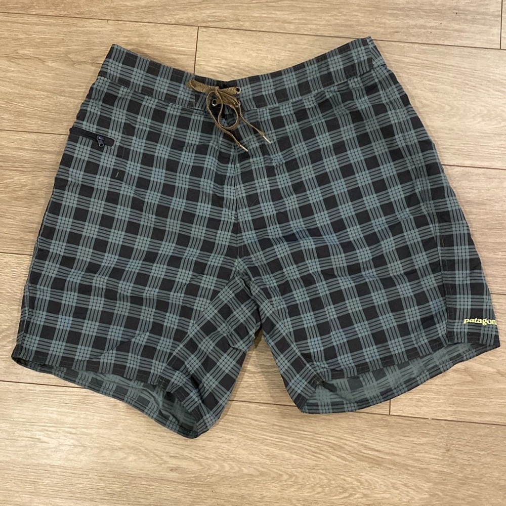 Patagonia Men’s Wavefarer Board Shorts plaid size 35